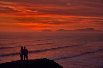 Fototapeta premium Romantic couples and retired travelers enjoying a vibrant summer sunset along the Malecón in Miraflores, Lima, capturing an active coastal lifestyle, scenic ocean views, and relaxed urban leisure.