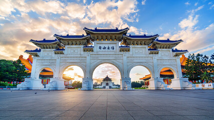 Naklejka premium Chiang Kai Shek Memorial Hall at sunrise in Taipei, Taiwan. Translation: 