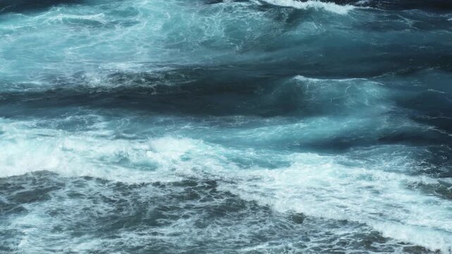 喜屋武岬から荒れる海の眺望