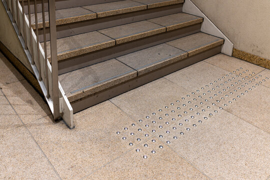 足元の安全性を高める点字鋲付きの屋内階段テクスチャ