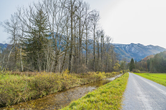 Schotterweg entlang eines kleinen Flusses