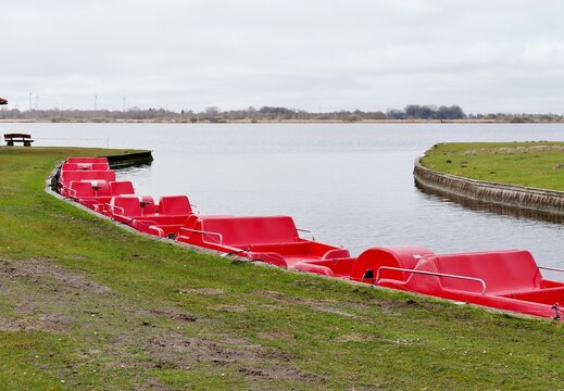 Treboote am Ufer vom Gro&szlig;en Meer in Ostfriesland