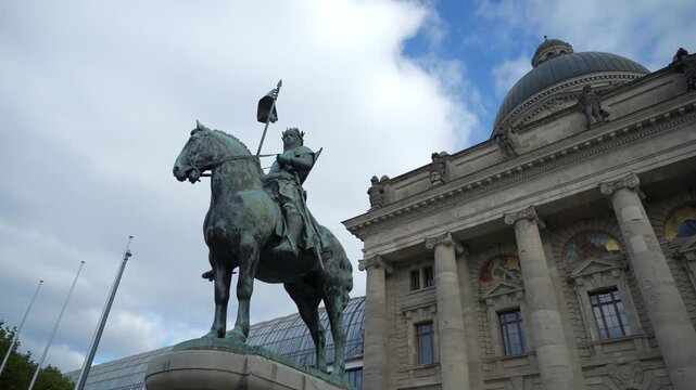 Equestrian statue Otto von Wittelsbach vor der Bayerischen Staatskanzlei im Hofgarten, Muenchen, Deutschland. Monument of Otto I von Wittelsbach in the Hofgarten, Munich. 