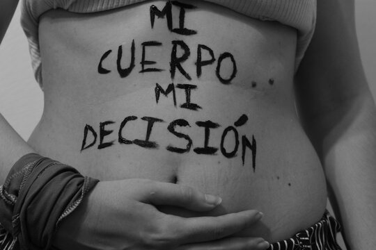 fotograf&iacute;a en blanco y negro, abdomen de mujer con frase 