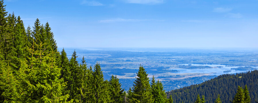 Sch&ouml;nes Panoramablick vom Wertacher H&ouml;rnle ins Tal. Im Allg&auml;u, Bayern, Deutschland.
