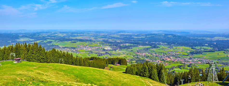 Sch&ouml;nes Panoramablick vom Wertacher H&ouml;rnle ins Tal. Im Allg&auml;u, Bayern, Deutschland.