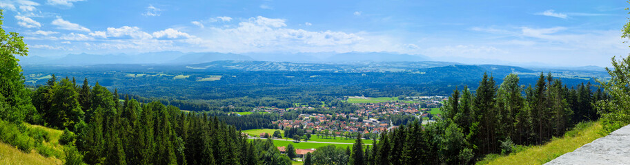 Fototapeta premium Panoramablick vom „Hohenpeissenberg“ hinunter ins Tal, in Bayern, Deutschland.