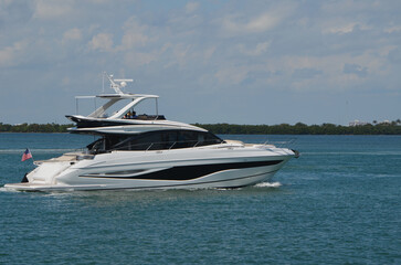 Obraz premium Deluxe Cabin Cruiser on the Florida Intracoastal Waterway