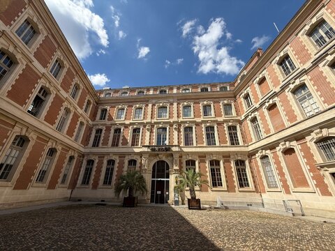 Cour int&eacute;rieure de la Mairie de Toulouse en France