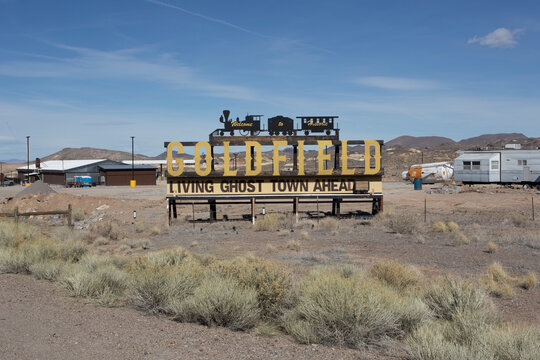 Welcome to Historic Goldfield sign against the backdrop of desert area