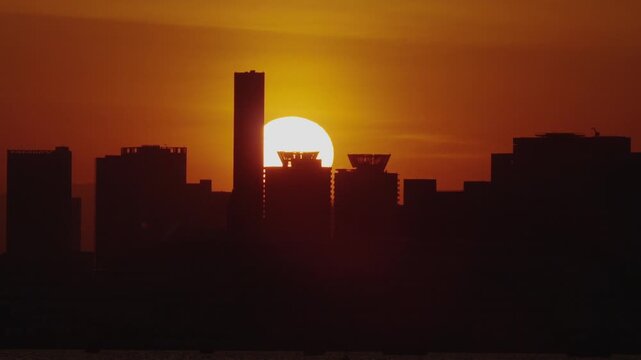 高層ビルに沈む夕陽