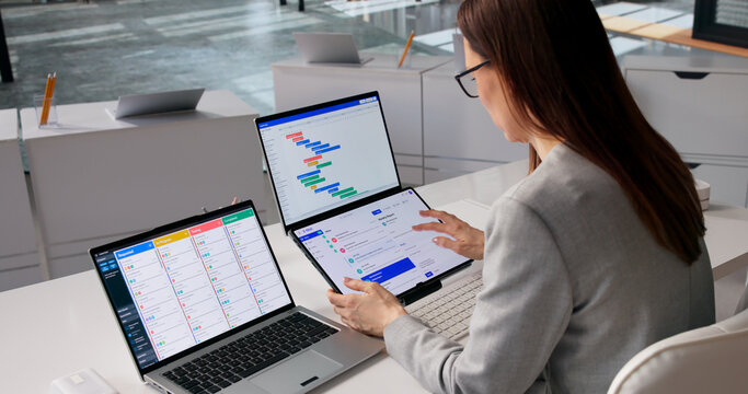 Agile Business Trainer Organizes Schedule While Reviewing Emails