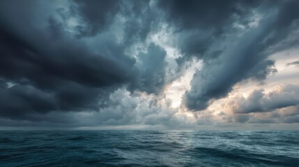 Obraz premium Dramatic stormy ocean with clouds and horizon