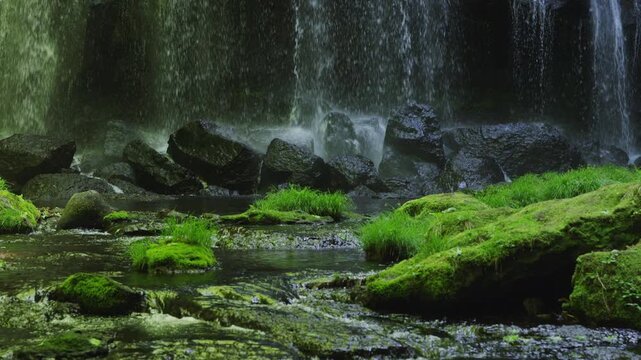 新緑の達沢不動滝
