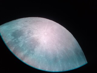 클로즈업으로 촬영한 달의 크레이터와 표면 상세 뷰 Close-up View of Moon Surface and Craters in Deep Space © 진호 최