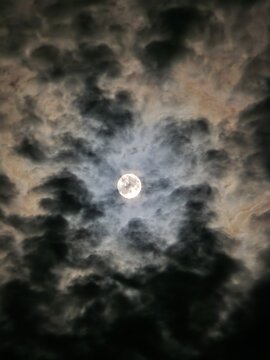 어두운 밤하늘 먹구름 사이로 밝게 빛나는 보름달
Bright Full Moon Shining Through Dark Stormy Clouds at Night