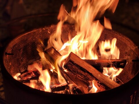 야외 캠핑 화로대에서 활활 타오르는 장작 불꽃과 따뜻한 불씨
Roaring Bonfire with Burning Firewood in Outdoor Fire Pit