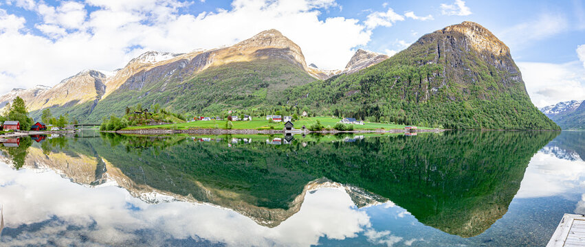Efecto espejo en el lago de Oldevatnet, en Noruega.
