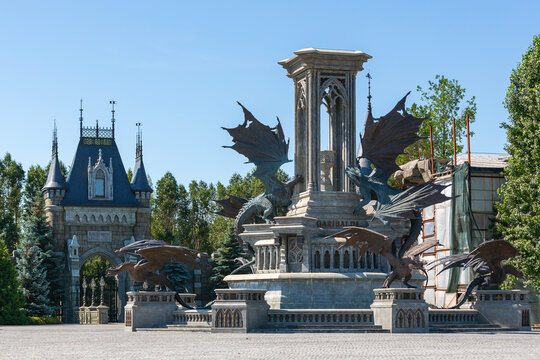 A bronze statue of dragon in front of the entrance of Garibaldi Castle