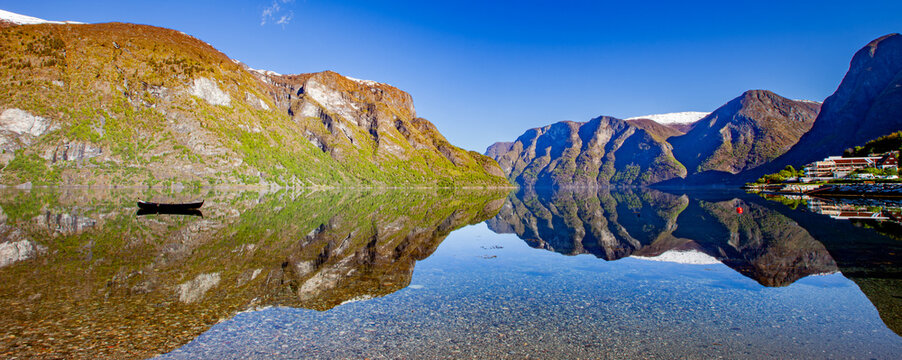 Efecto espejo y agau en calma en el fiordo de Aurland.