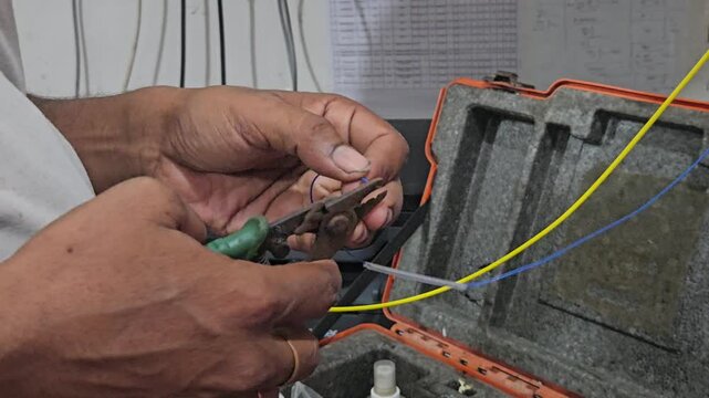 Fiber Optic Fusion Splicing Machine | Technician Joining Optical Cable India
