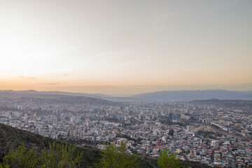 Obraz premium Panoramic View of Tbilisi Cityscape at Sunset: Georgia Urban Skyline