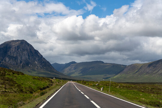 The Scottish Highlands offer spectacular landscapes of green mountains, deep valleys, and crystal-clear lochs . The distinctive hills covered in grass and heather, particularly those of Glencoe 