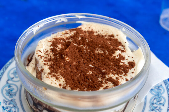 A tiramisu always consists of a solid ingredient moistened with coffee, over which is superimposed (alternately or not) a cream whose base is beaten eggs with sugar; it is presented sprinkled with coc