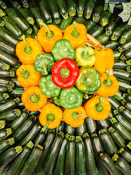 L&eacute;gumes frais en &eacute;t&eacute;. Poivrons rouges, verts et jaunes avec des courgettes vertes. L&eacute;gumes biologiques sur un &eacute;tal de supermarch&eacute;.