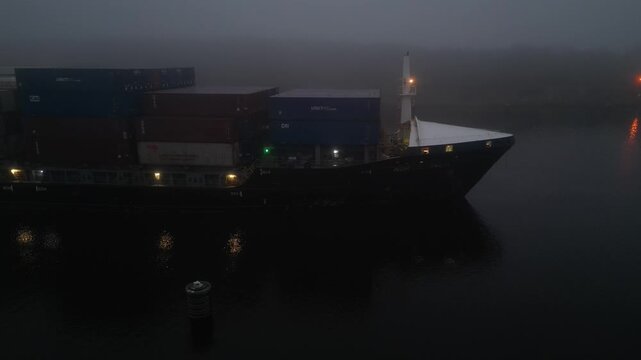 Containerschiff NORDIC ITALIA f&auml;hrt bei Nebel im Nord-Ostsee-Kanal 