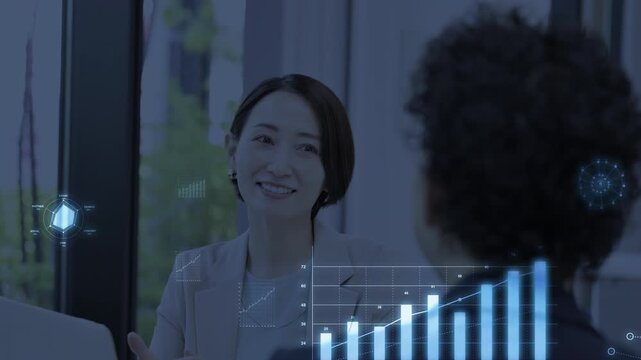 AIデータ分析を活用した営業や商談女性ビジネス対話マーケティングシーンの動画　マーケティングやインターネットなどのイメージのモーショングラフィック付き
