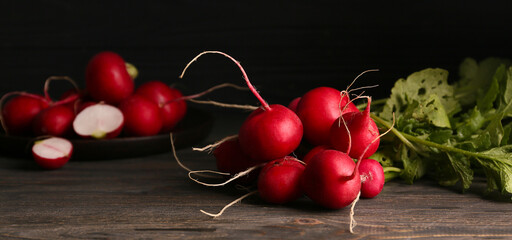 Obraz premium Many fresh radishes on wooden table