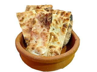 Focaccia croccante in ciotola di terracotta isolata su sfondo trasparente 208 © bellux