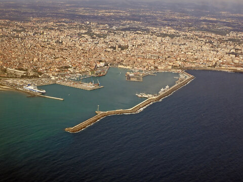 Veduta aerea del Porto di Catania: moli, infrastrutture portuali e skyline della citt&agrave; siciliana 448