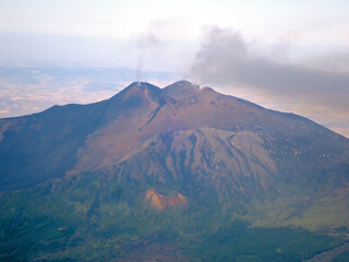 Veduta aerea del vulcano Etna con crateri attivi e fumo vulcanico, Sicilia, Italia1471 © bellux