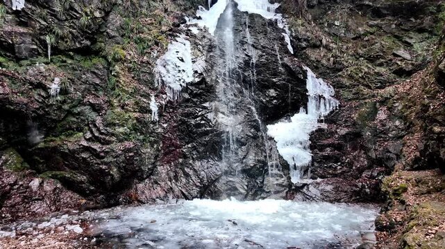 氷結した払沢の滝-スロー　