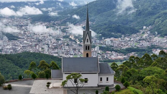 Chiesetta Alpina - Monumento ao Imigrante, no alto do Morro Boa Vista, em Jaragu&aacute; do Sul, Santa Catarina! Um v&iacute;deo de Drone 4k. 