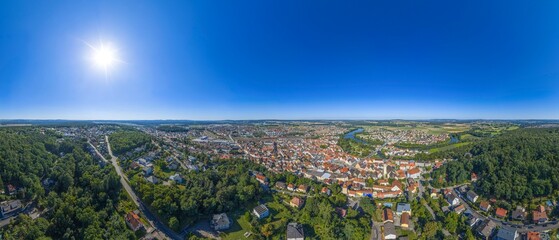Naklejka premium Wolkenloser Sommertag rund um Schwandorf im Naabtal in der Oberpfalz