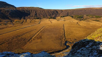 Wielkie kwadratowe pola uprawne widziane z góry © Asnyko