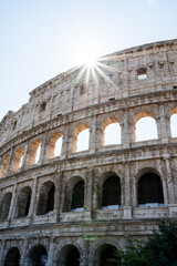 Obraz premium Sunlight Shining Through the Arches of the Ancient Coliseum in Rome During a Clear Day