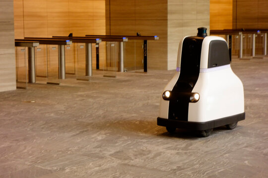 近代的な複合施設麻布台ヒルズのオフィス清掃用自動掃除機ロボット
