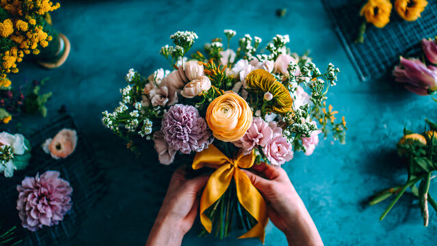 Fleuriste en train de confectionner un bouquet de fleurs
