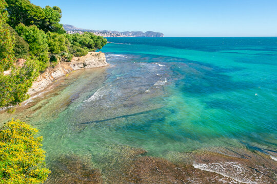paisaje del mar mediterraneo con el cabo de oro en Moraira al fondo, Alicante, Espa&ntilde;a