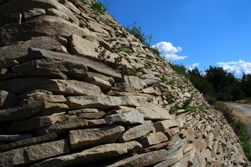 Kamienny tradycyjny mur w górach © Dariusz