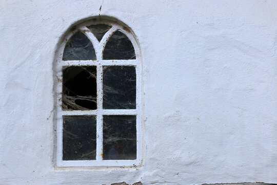 Rundbogenfenster in einer alten Hauswand