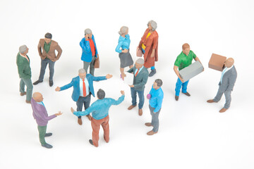 Obraz premium Miniature people gather in a social setting for discussion and interaction in a casual environment
