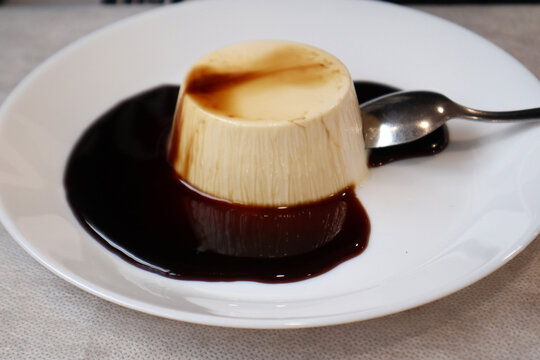 Panna cotta con colatura di caramello