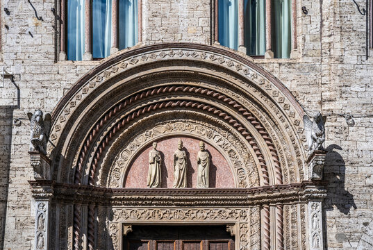 Lunette of the Portale Maggiore (1346) of Palazzo dei Priori on Corso Vannucci, with copies of the 14th-century statues of patron saints Lorenzo, Ercolano and Costanzo, in Perugia, Umbria, Italy. 
