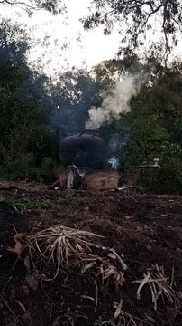 Panela de ferro cozinha no fogo de ch&atilde;o