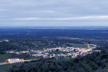 Obraz premium Evoramonte village lights glowing in Alentejo at dusk